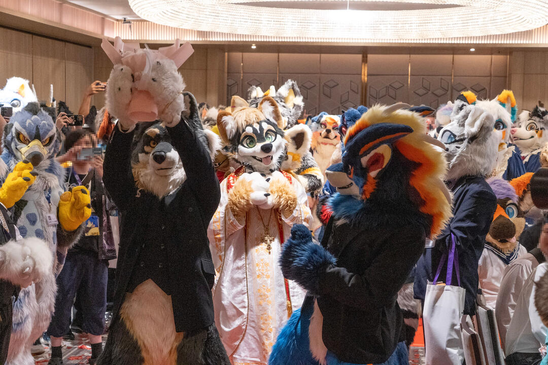 Prepare the flower bouquet to throw