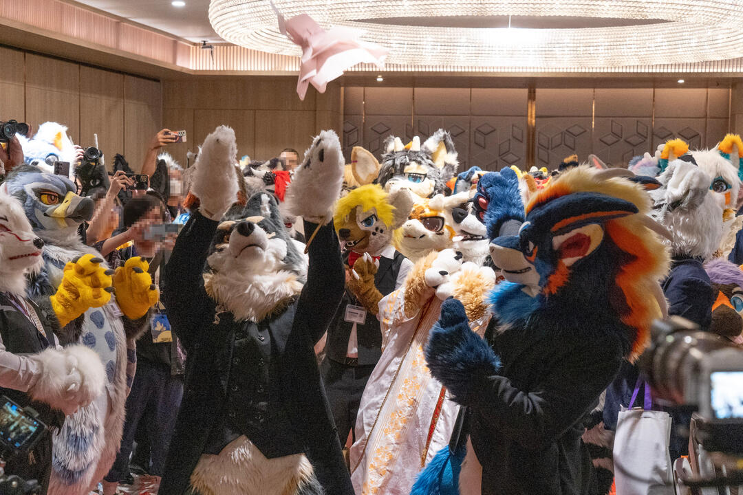 Throw the flower bouquet